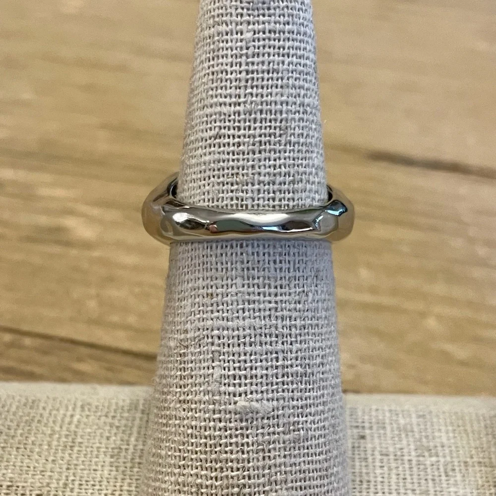 Stella & Dot Hammered Dome Ring size 6
